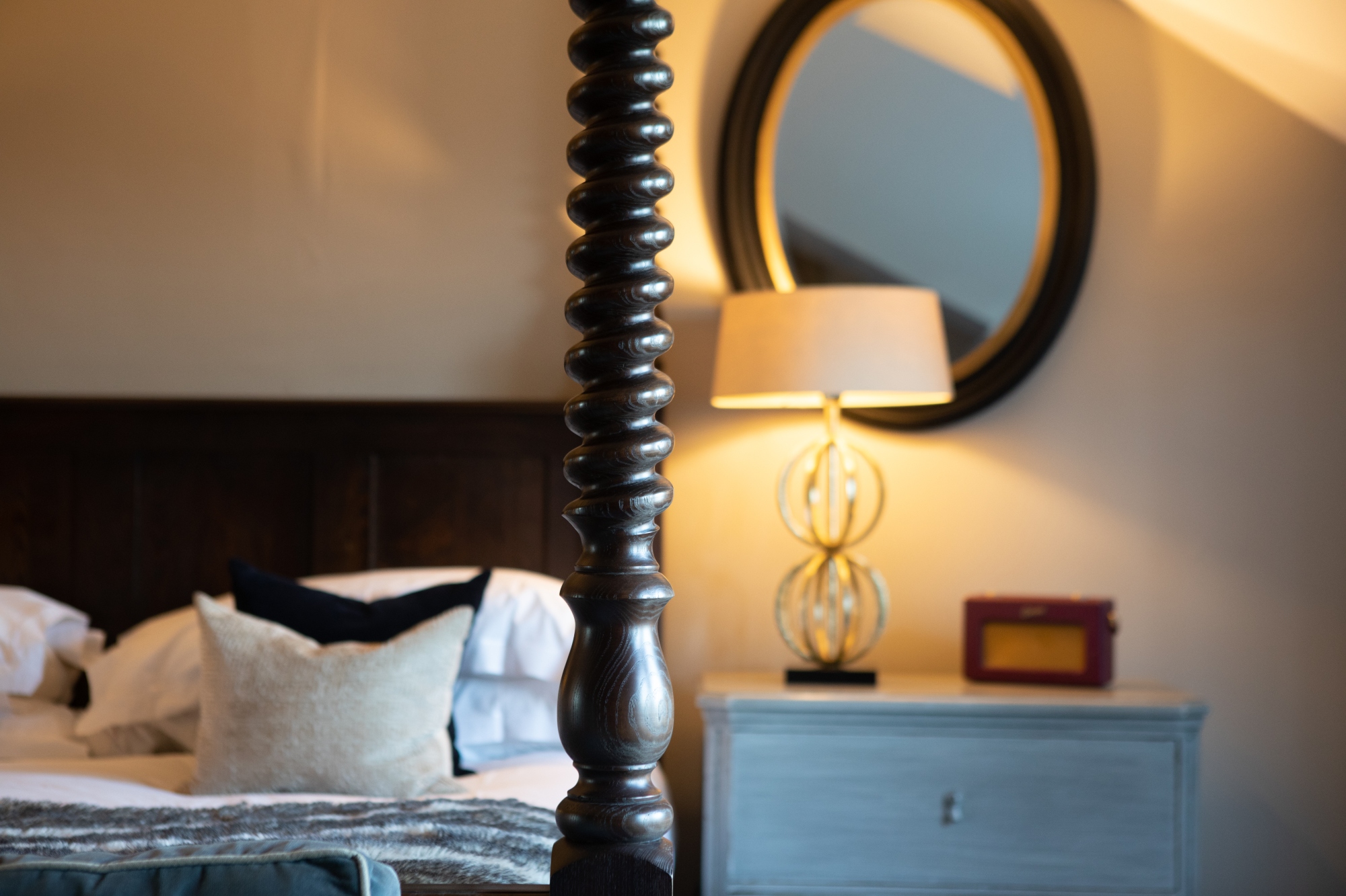 Four poster bed inbedroom